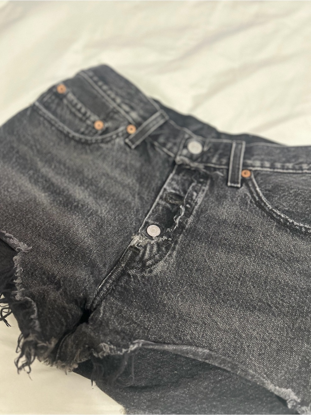 Levi’s Black Distressed Denim HW Shorts 🏁🖤